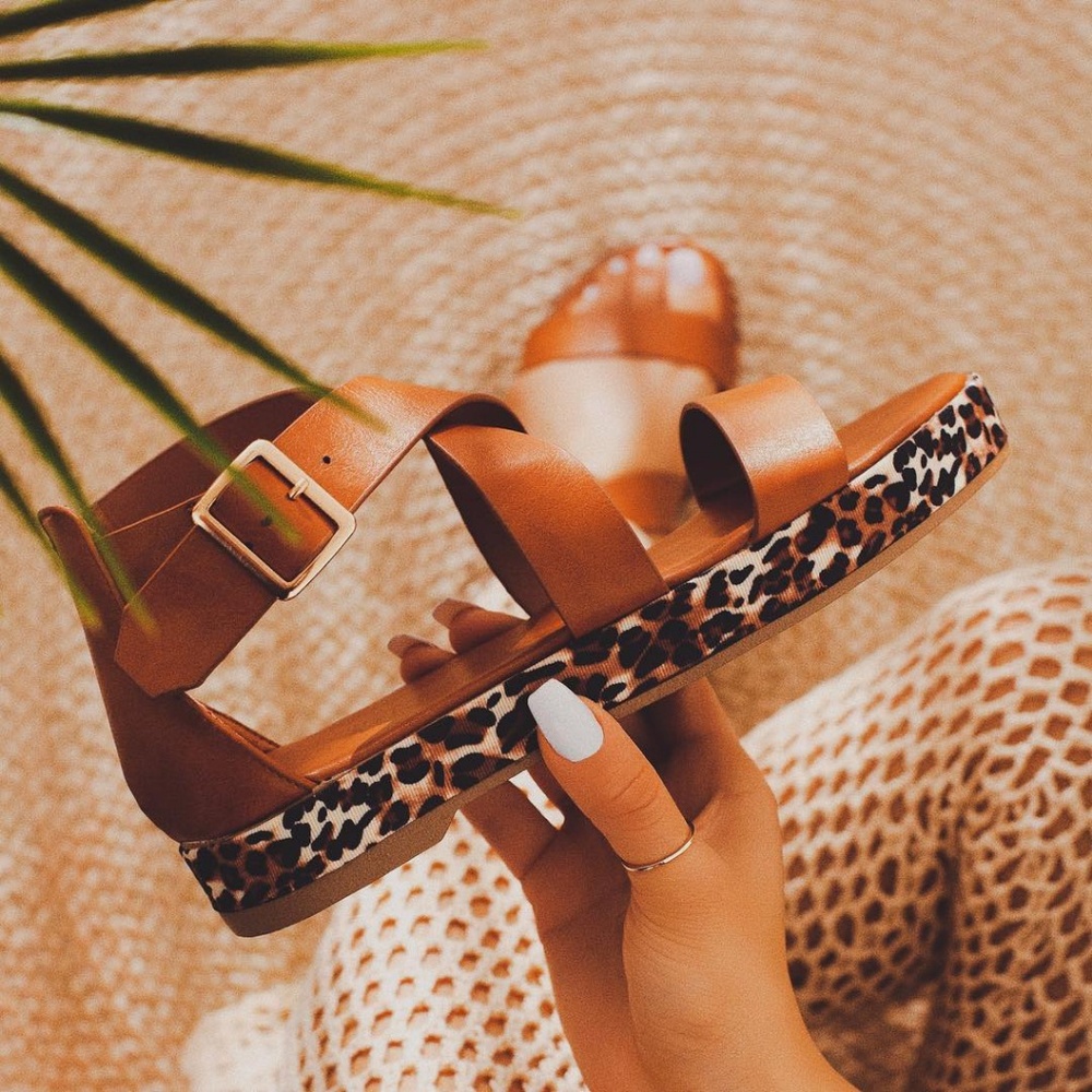 𝙇𝙖𝙨𝙩 5.5, 6, 6.5, 7, 7.5 🖤Leopard Tan Strappy Flatform - Picture 1 of 8